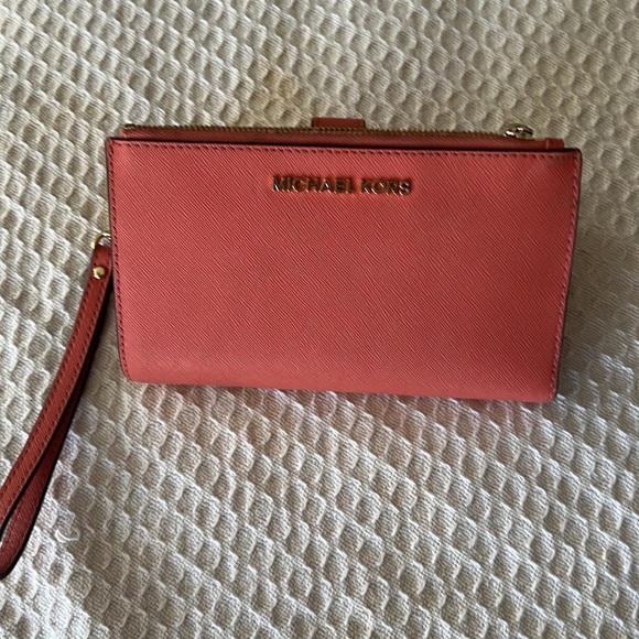 ✨Micheal Kors ✨ Authentic!!!  Coral Smartphone Wristlet! - Picture 4 of 8